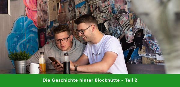 Nils und Malte, die Gründer von Blockhütte Edelstahl gemeinsam an einem Tisch lachend