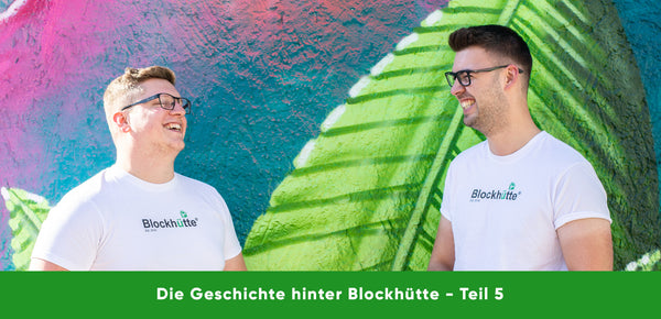 Malte und Nils von Blockhütte schauen sich lachend an