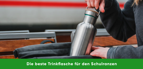 Blockhütte Edelstahl Trinkflasche, die in einen Rucksack gepackt wird